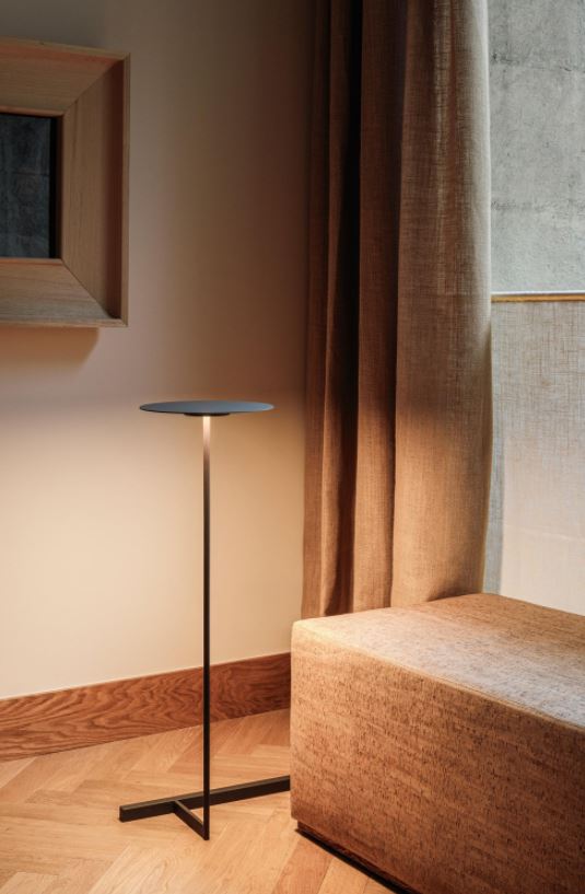 Vibia Flat 5957 vloerlamp grijs in woonkamer | Ottevangers Lichtdesign